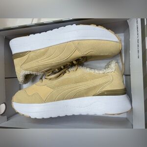 PUMA Women’s Suede Winter Sneakers – Butter yellow – Size 6 – Like New